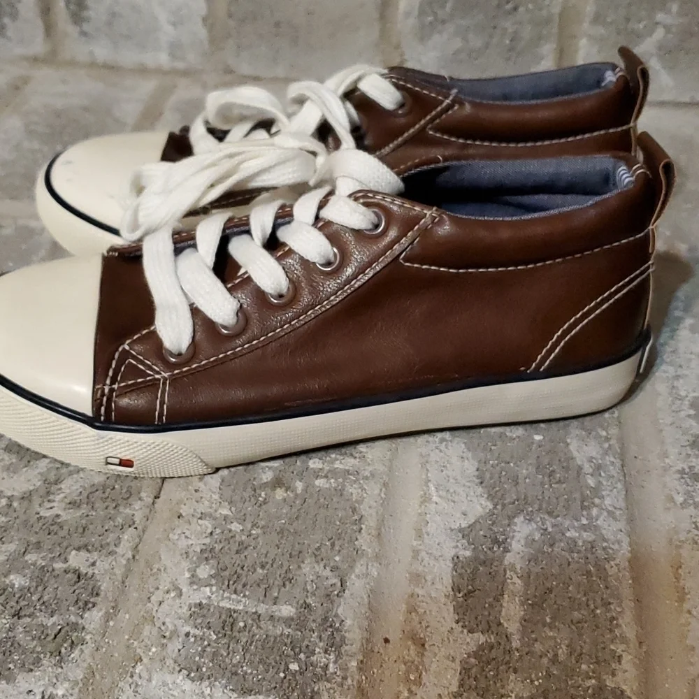 Tommy Hilfiger Shoes size 2 dark brown sneakers shoes kids